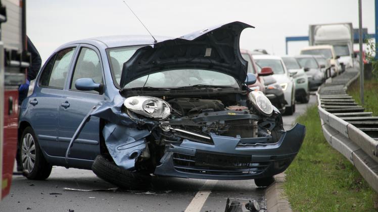 Unfall auf rutschiger B 105 bei Bentwisch: Zwei Verletzte beim Zusammenstoß dreier Autos 