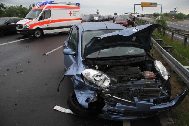 Unfall auf rutschiger B 105 bei Bentwisch: Zwei Verletzte beim Zusammenstoß dreier Autos 