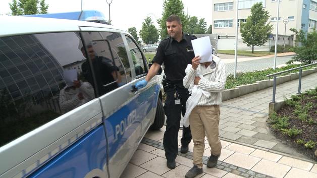 Sexueller Missbrauch von vier Kindern in Rostocker Plattenbauwohnung: 52-Jähriger festgenommen - Mann soll 11- bis 14-Jährige in Wohnung in Lütten Klein gefangen gehalten haben - Vorwurf der Vergewaltigung einer 14-Jährigen und Freiheitsberaubung