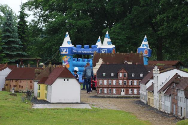Die Bützower „Skyline“ ist um ein Element reicher. Zumindest in Mini-Bützow ragte eine Hüpfburg über den Dächern empor. Die Bützower „Skyline“ ist um ein Element reicher. Zumindest in Mini-Bützow ragte eine Hüpfburg über den Dächern empor.