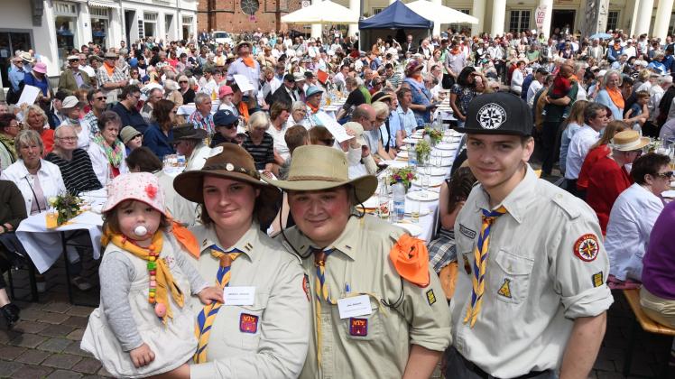Auf dem Markt war eine große Tafel aufgebaut: Jaime L. und Jan Jensch mit Tochter Rebecca und Sebastian Fuß (v.l.) gehörten zu den Tisch-Gastgebern.  Fotos: Klawitter (3) 
