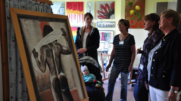 Zahlreiche Formen, Farben und vor allem Motive gab es im Retgendorfer Gemeindehaus zu bestaunen. Die Frauen vom „Farbenrausch“ hatten ihre Kunst dort ausgestellt.  