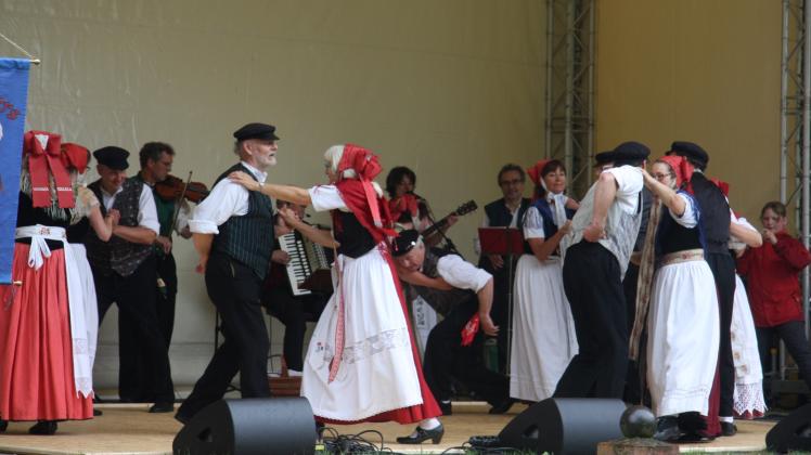Die wendländische Volkstanzgruppe „De Oewerpetters“ tanzten und musizierten mit Hingabe – ein Höhepunkt der Veranstaltung.