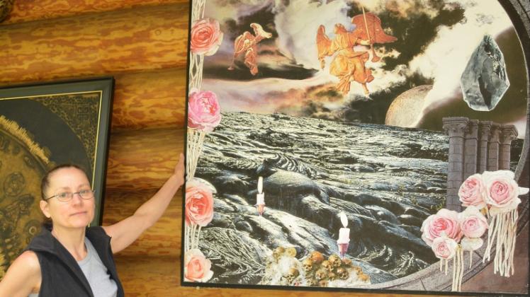 Kerstin Jordan vor ihrer Collage „Apokalypse“ 