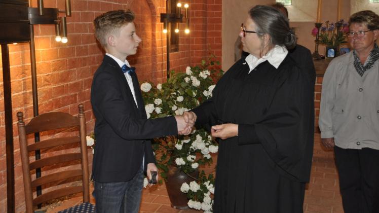 Mattes Groenewold nimmt von Irene de Boor ein Kreuz und die besten Wünsche für die Zukunft in Empfang.  