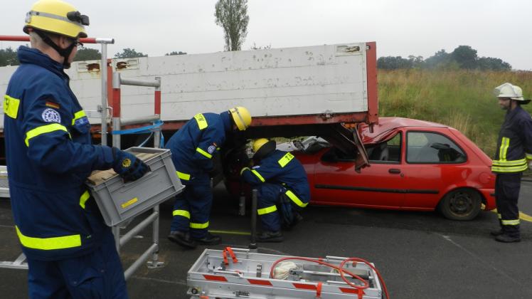 THW-Mitglieder bei einer Übung, wo ein Fahrzeug nach einem Unfall geborgen wird. Beim Tag der offenen Tür am 10. Juni wird sich die Ortsgruppe Ludwigslust den Besuchern bei zahlreichen Aktionen vorstellen.  
