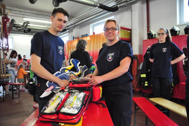 Verbandszeug, Kältekompressen, Halskrausen: Was in den Erste-Hilfe-Rucksack für die Jugendfeuerwehr gehört, erklären Gruppenführerin Karolin Garbe und Philip Hujer den Besuchern. Verbandszeug, Kältekompressen, Halskrausen: Was in den Erste-Hilfe-Rucksack für die Jugendfeuerwehr gehört, erklären Gruppenführerin Karolin Garbe und Philip Hujer den Besuchern.