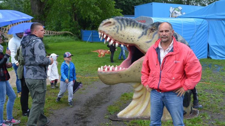 Nach dem Verlust von sechs Dino-Exponaten will Mario Sperlich (r.) so schnell wie möglich Ersatz besorgen.  