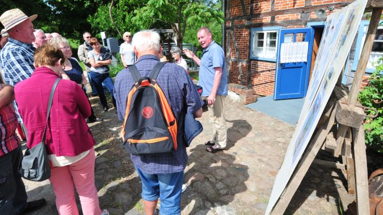 Bauingenieur und Mühlen-Besitzer Jan-Ludwig-Bauditz erklärte am bundesweiten Mühlentag den Gästen den Fortgang seiner Mühlensanierung in Rüting.  Fotos: Maik Freitag (2) 