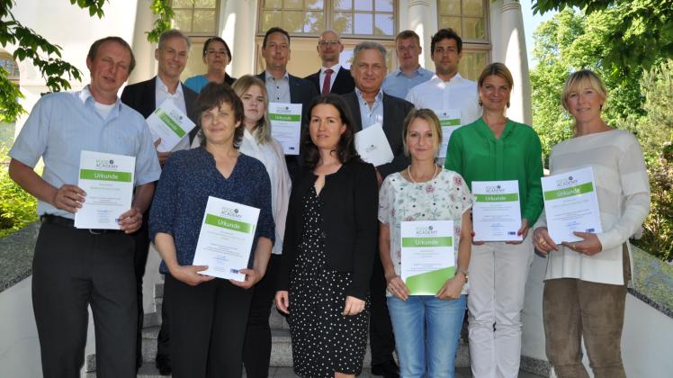 Zur Mitgliederversammlung der Food Academy kamen 13 Vertreter der regionalen Lebensmittelindustrie, so von Nestle und Dr.Oettker. Neustes Mitglied ist Tina Say-Schindler (re.) mit dem Hotel „Villa am Markttor“, seit dem 1. Mai ist die Ostsee-Molkerei Rücker (li Karsten Scheil) dabei.  