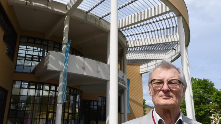 Gerhard Kreißl, der in den 1950er-Jahren als 18-Jähriger an der Bergingenieurschule studierte, steht in Senftenberg vor dem Medienzentrum im Campus.  