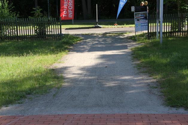 Vor dem Eingang zur Tourismuszentrale sollen Kantensteine gesetzt werden. 