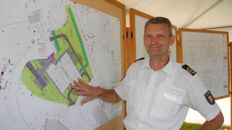 „Ein guter Tag für die Landespolizei“ freut sich ihr Direktor Ralf Höhs beim Blick auf die Pläne der im Bau befindlichen Einsatztrainingshalle.