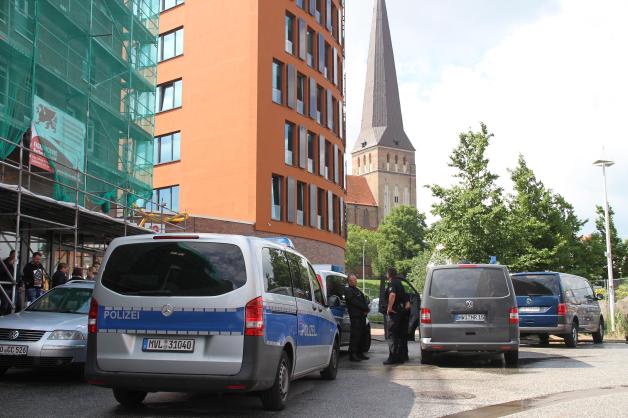 Bombenalarm in Rostock: Zwei Bombendrohungen bei Unternehmen eingegangen - Polizei im Großeinsatz +EIL+