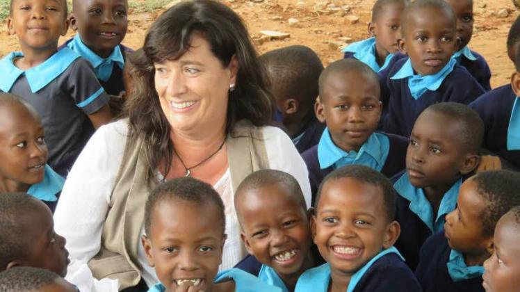 Glückliche Mädchen und Jungen: Anke Preuß, Chefin der Schweriner Kita gGmbH, traf in Tansania viele Kindergruppen.  Fotos: Privat (2)  