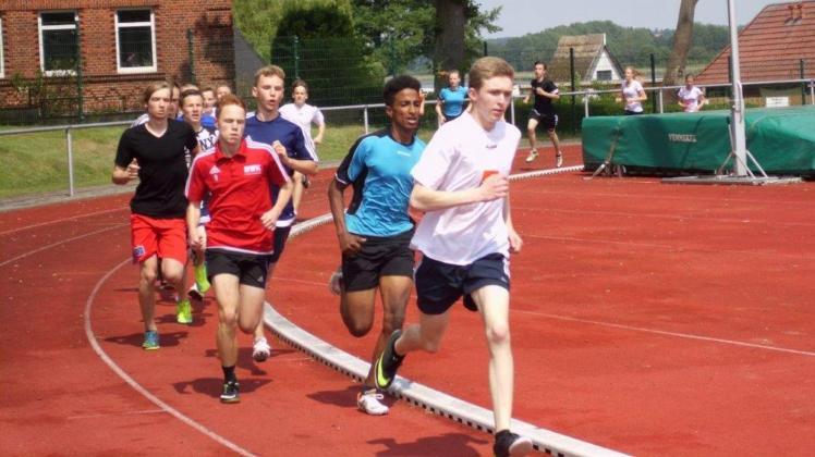 Die Schluss-Disziplin im Sternberger Stadion am See war der 800-Meter-Lauf. Fotos: Raim 