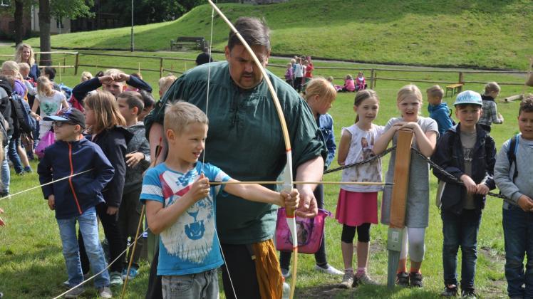 René Thiel zeigte den Kindern, wie man mit Pfeil und Bogen richtig umgeht. Fotos: andreas münchow 