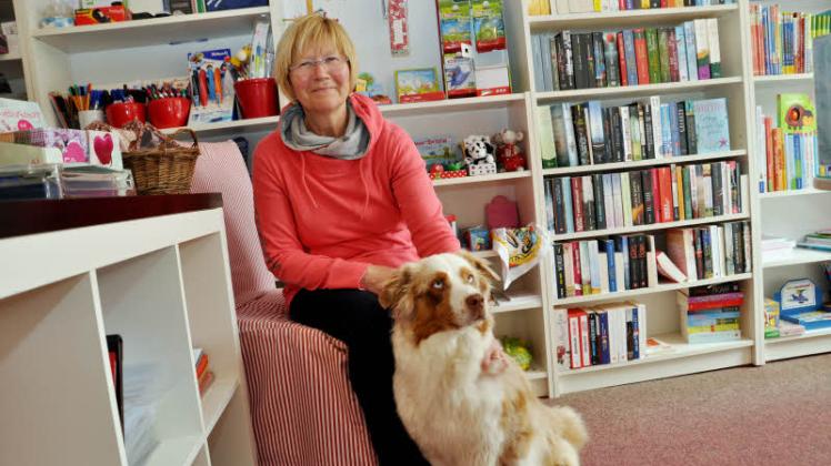 Carola Zietz hat schon immer mit Hunden zu tun gehabt. Vor sechs Jahren erwarb sie die Australian-Shepherd-Hündin Emma. Seit dem ersten Tag kommt die mit in den Buchladen.  