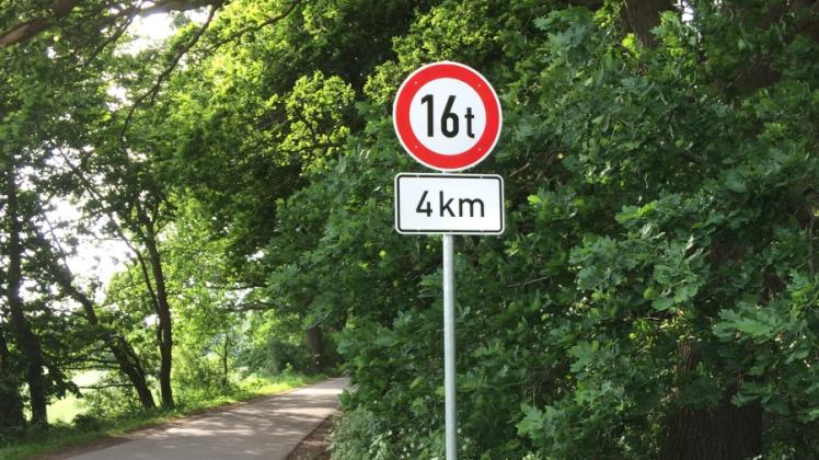 Dieses Verkehrsschild steht schon wieder. Zweimal war es mit Gewalt aus der Verankerung gerissen worden.  