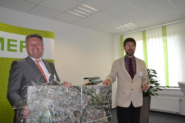 Bürgermeister Arne Schuldt (r.) brachte einen Stadtplan der Barlachstadt für Roland Eifel zur Einweihung mit.  