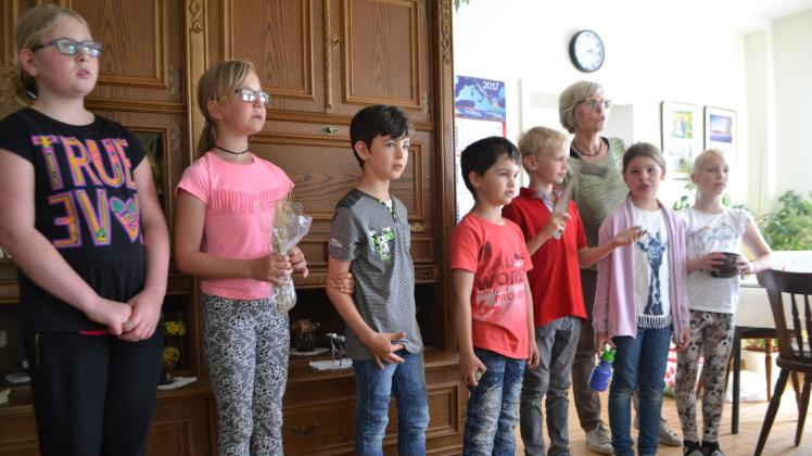 Animierten das Publikum zum Mitsingen: Fiona, Pia, Julius, Jonas, Leonard, Helga Böhnke, Clara und Lisa (v.l.)  