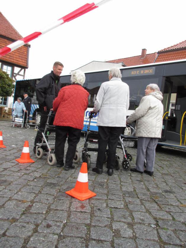 Auch mit dem Rollator ist sicheres Bewegen in der Öffentlichkeit wichtig. Das will Rebus in Bützow zeigen. 