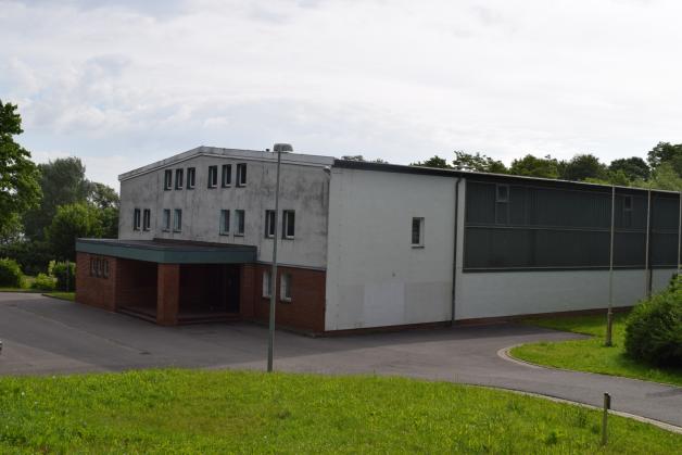 Von außen sieht die Sporthalle wie ein Industriebau aus. Von außen sieht die Sporthalle wie ein Industriebau aus.