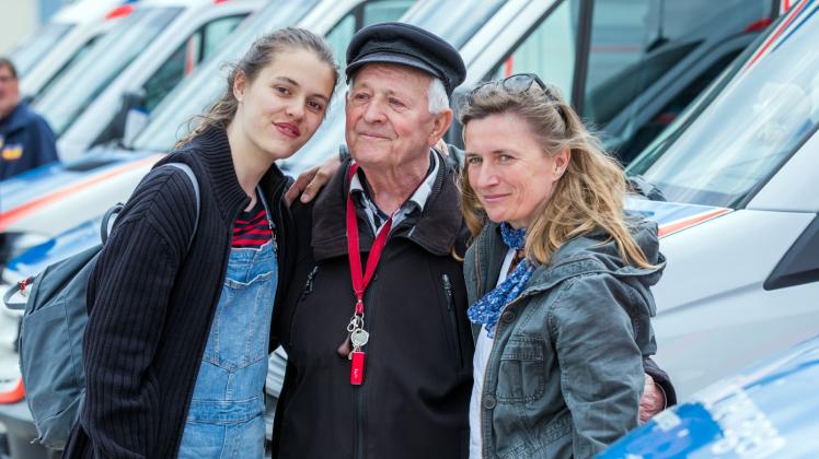 Der 80-jährige Helmut, seine Tochter Barbara und Enkeltochter Anna waren gestern bei der Einweihung des zehnten „Wünschewagens“ des Arbeiter-Samariter-Bundes in Warnemünde dabei.   Fotos: jens Büttner 