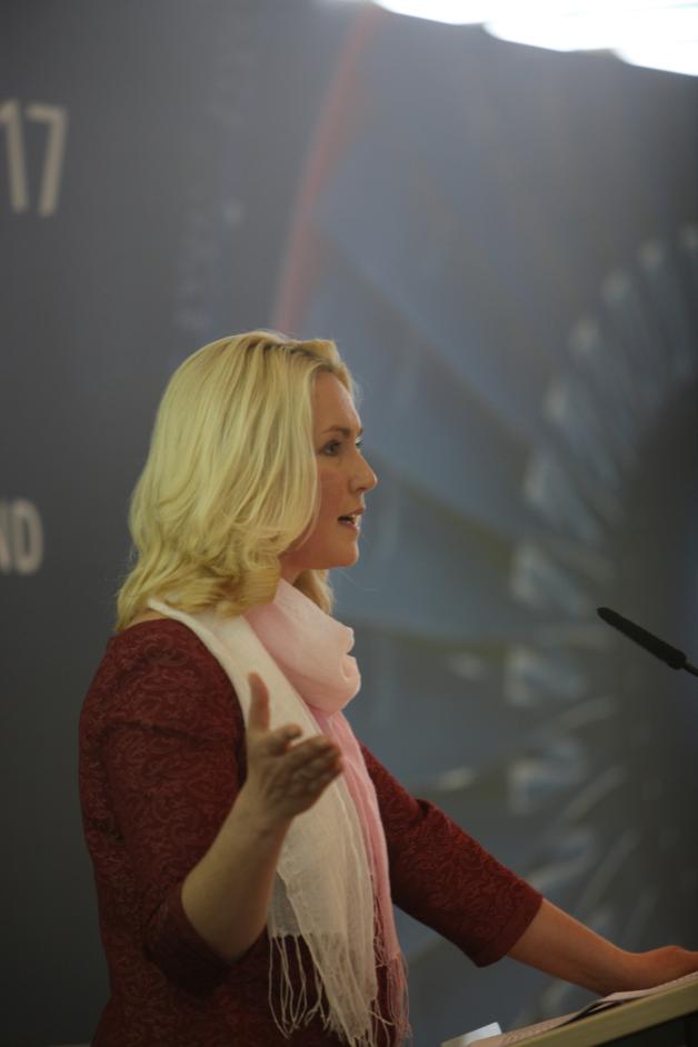 Die designierte Ministerpräsidentin Manuela Schwesig auf dem IHK-Empfang: „Für die Gewinnung von Fachkräften spielen Arbeitsbedingungen eine immer größere Rolle.“ Die designierte Ministerpräsidentin Manuela Schwesig auf dem IHK-Empfang: „Für die Gewinnung von Fachkräften spielen Arbeitsbedingungen eine immer größere Rolle.“