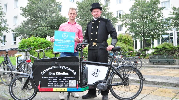 Mit dem Lastenrad hat Schornsteinfegermeister Jörg Kibellus als Aushängeschild für die Aktion Stadtradeln in Rostock 1127 Kilometer in drei Wochen zurückgelegt. Projektkoordinator Eric Bachmann ist zufrieden mit dem Ergebnis der Hansestädter.  