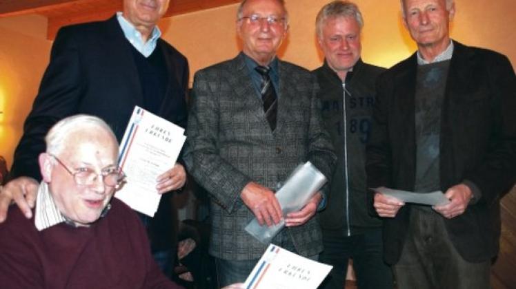 Manfred Hoffmann (Mitte) zeichnete Hans-Joachim Roth, Manfred Rau, Klaus Hingst und Jürgen Unger (von links) für ihr Engagement aus. Fotos: Kerstin Ahrens