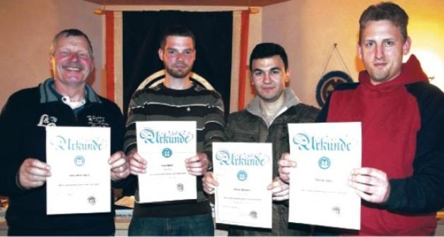 Die Verdienstnadel für zwölf Jahre als Fußballer erhielten (von links) Hans-Peter Koch, Uwe Rahlf, Evren Kahveci und Florian Janz. Die Verdienstnadel für zwölf Jahre als Fußballer erhielten (von links) Hans-Peter Koch, Uwe Rahlf, Evren Kahveci und Florian Janz.
