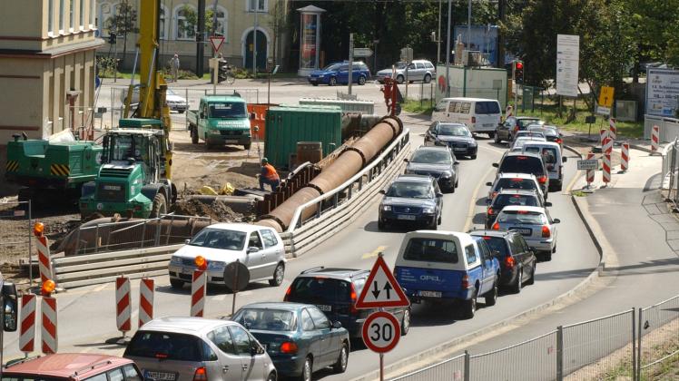 Kleine Brücke, große Wirkung: Vor zehn Jahren, als die Straße am Aubach erneuert wurde, gab es nahezu dauerhaft Stau rund um den Bürgermeister-Bade-Platz. 2013 wurde die Straße erneut aufgerissen und an den vierspurigen Obotritenring angepasst. 
