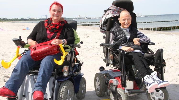 Sind glücklich, mit dem Rolli an den Strand zu kommen: Sandy Werner (l., 39) und Melanie Leopold (43).  Fotos: mapp 