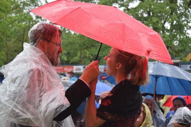 „Summertime“ bei strömendem Regen: Zoo-Direktor Udo Nagel und Sopranistin Katharina Göres Fotos: Nicole Pätzold 