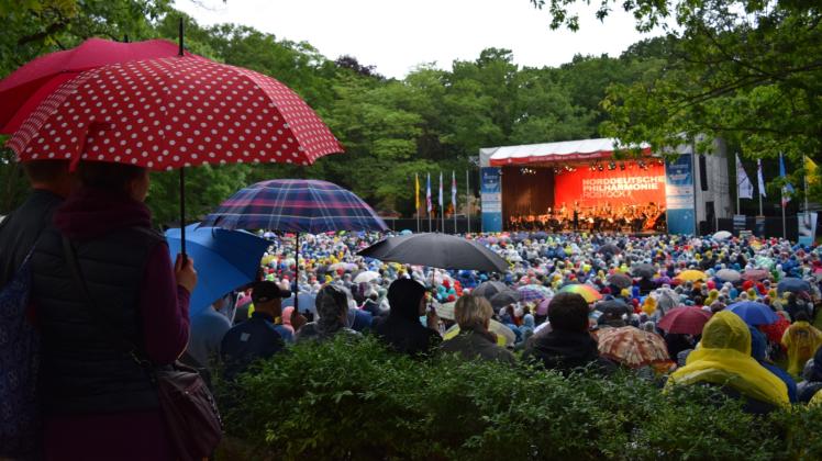 Zu Gershwin, Sousa, Strauß und Bernstein gibt vor allem der Regen den Ton an zur 19. Klassiknacht. Auf die klassische Wetterlage vorbereitet waren die allermeisten der 3000 Gäste. 