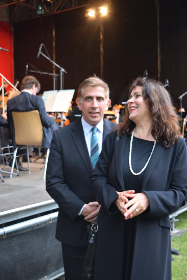 Bester Stimmung: Konzertdramaturgin Corina Wenke mit Stardirigent Nicholas Milton.