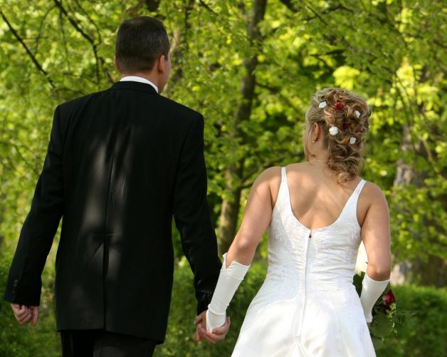 Brautpaare zieht es immer öfter zum Heiraten in die ländlichen Regionen Brandenburgs. Malerisch gelegene Guts- und Bauernhöfe, Schlösser und Herrenhäuser an Seen liegen für große Hochzeitsfeiern im Trend.  