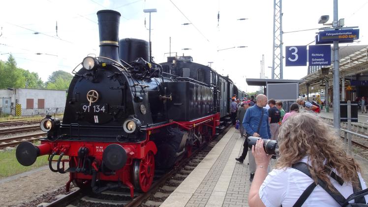 Ankunft der historischen Eisenbahn aus Schwerin im Wismarer Bahnhof pünktlich auf die Minute. Anschließend ging die Fahrt in den Seehafen Wismar.  