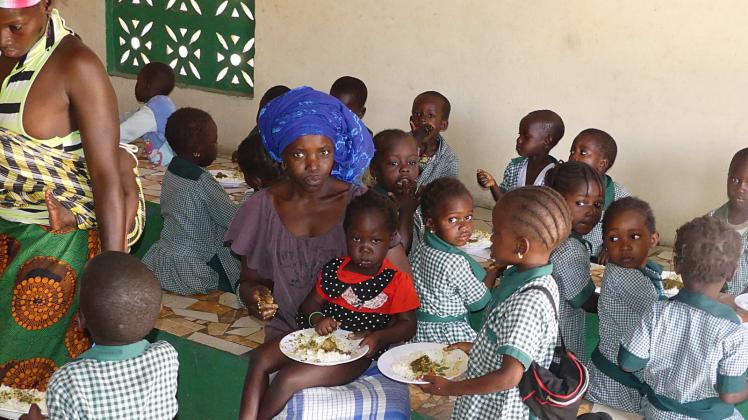 In der vom Verein errichteten Kantine bekommen die Kinder eine kostenlose Mahlzeit. 