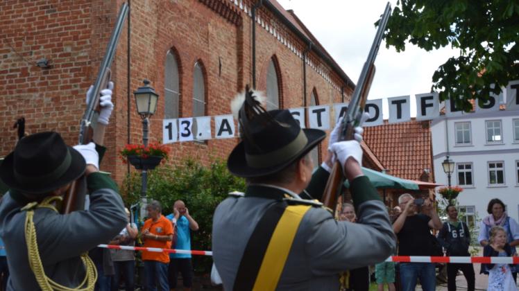 Traditionell eröffnen die Schützenvereine das Krakower Altstadtfest mit einem Salutschießen.  Fotos: Eckhard Rosentreter (3) 