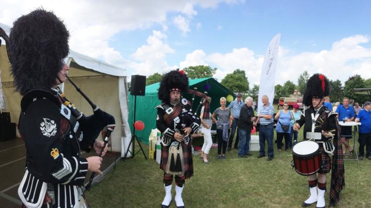 Ur-Mecklenburger bringen Schottland ein Stück näher: Mitstreiter vom „Clan Maclanborouh“ bei ihrem Auftritt auf dem Tarnower Dorffest. 