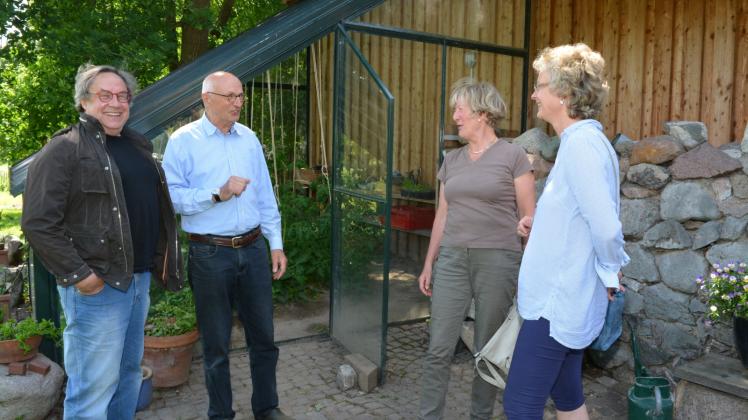 Anke Schmiedeberg aus Kirch Rosin, Christa Hannemann (Güstrow/von rechts) und Joachim Handschuch, Schönwolde (l.), lassen sich von Burkhard Dimanski (66) die Funktionsweise des Gewächshauses erklären.  
