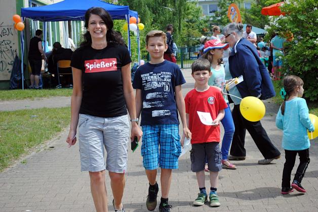 Ilka Köhn hat mit ihren Kindern Konstantin und Linus erstmals die Generationenmeile absolviert.  