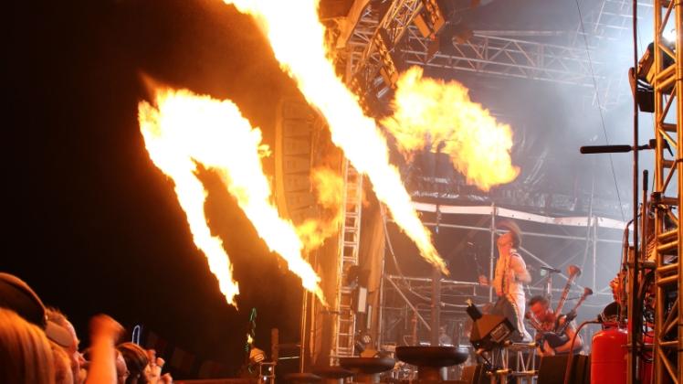 Die Feuershow auf der Bühne wurde zu einem bombastischen Erlebnis für das Poyenberger Publikum. 