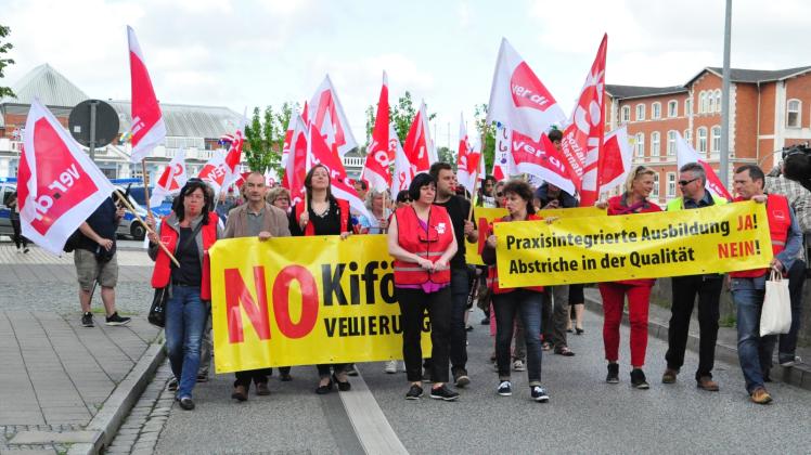 Der Demonstrationszug der Gewerkschafter, zu dem eigentlich 700 Teilnehmer erwartet worden waren, führte vom Rostocker Hauptbahnhof in die Innenstadt.  