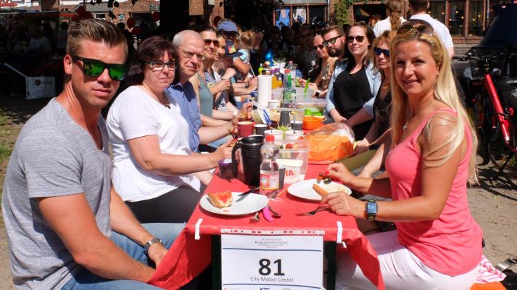 Tisch 81: Urte und Thomas Rupprath luden ihre Mitarbeiter von City Möbel zum gemeinsamen Brunch auf den Uni Platz und buchten vier Tische für den guten Zweck. Fotos: Michaela Kleinsorge Tisch 81: Urte und Thomas Rupprath luden ihre Mitarbeiter von City Möbel zum gemeinsamen Brunch auf den Uni Platz und buchten vier Tische für den guten Zweck. Fotos: Michaela Kleinsorge
