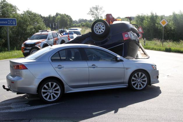 Spektakulärer Unfall an A19-Abfahrt Kavelstorf mit drei Autos und mehreren Verletzten Spektakulärer Unfall an A19-Abfahrt Kavelstorf mit drei Autos und mehreren Verletzten