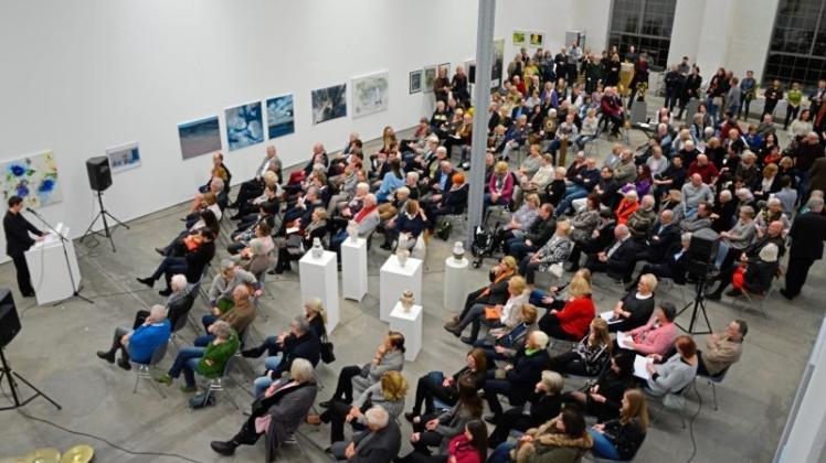Zahlreiche Gäste waren zur Eröffnung der Mitgliedrausstellung in die Lingener Kunsthalle gekommen. 