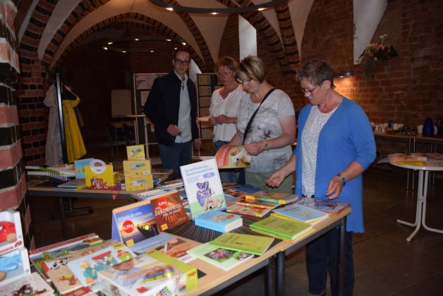 Liane Matthes (r.) aus Crivitz gehörte zu den Besuchern des Fachtages . Am Rande konnten die Teilnehmer auch am Büchertisch stöbern. 